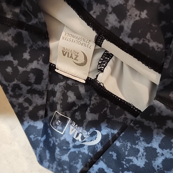 ZYIA Scrunch Butt Leggings size 2 - Picture 6 of 6
